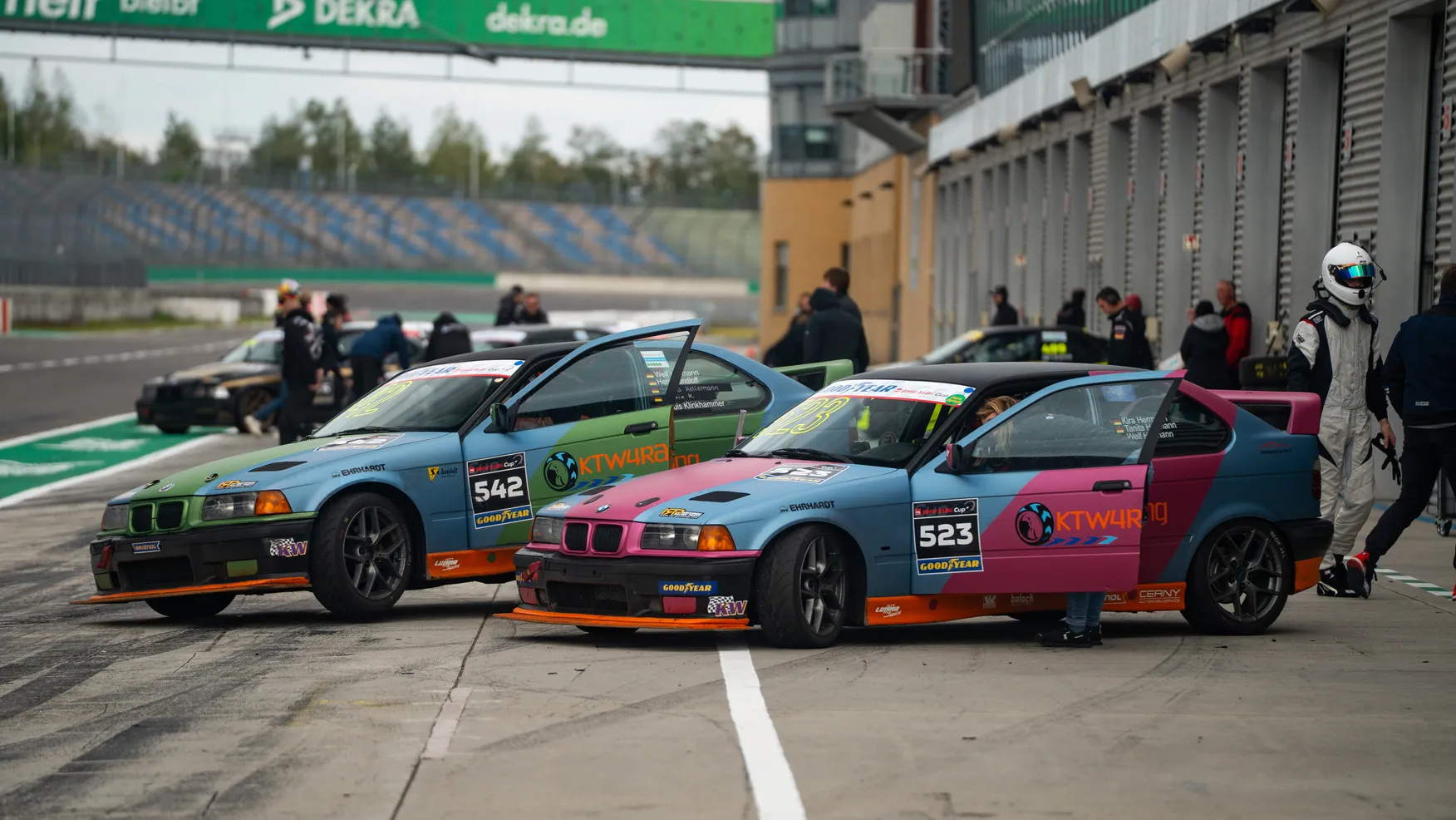 Zwei BMW 318ti von KTW4Racing, Startnummern 523 und 542, in der Boxengasse