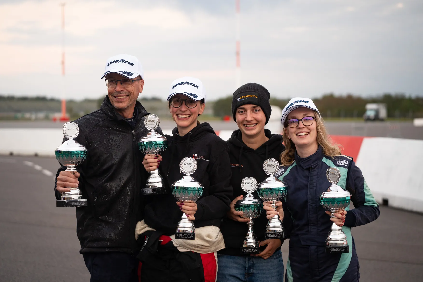 Vier Fahrer von KTW4Racing mit ihren Pokalen nach einem erfolgreichen Rennen