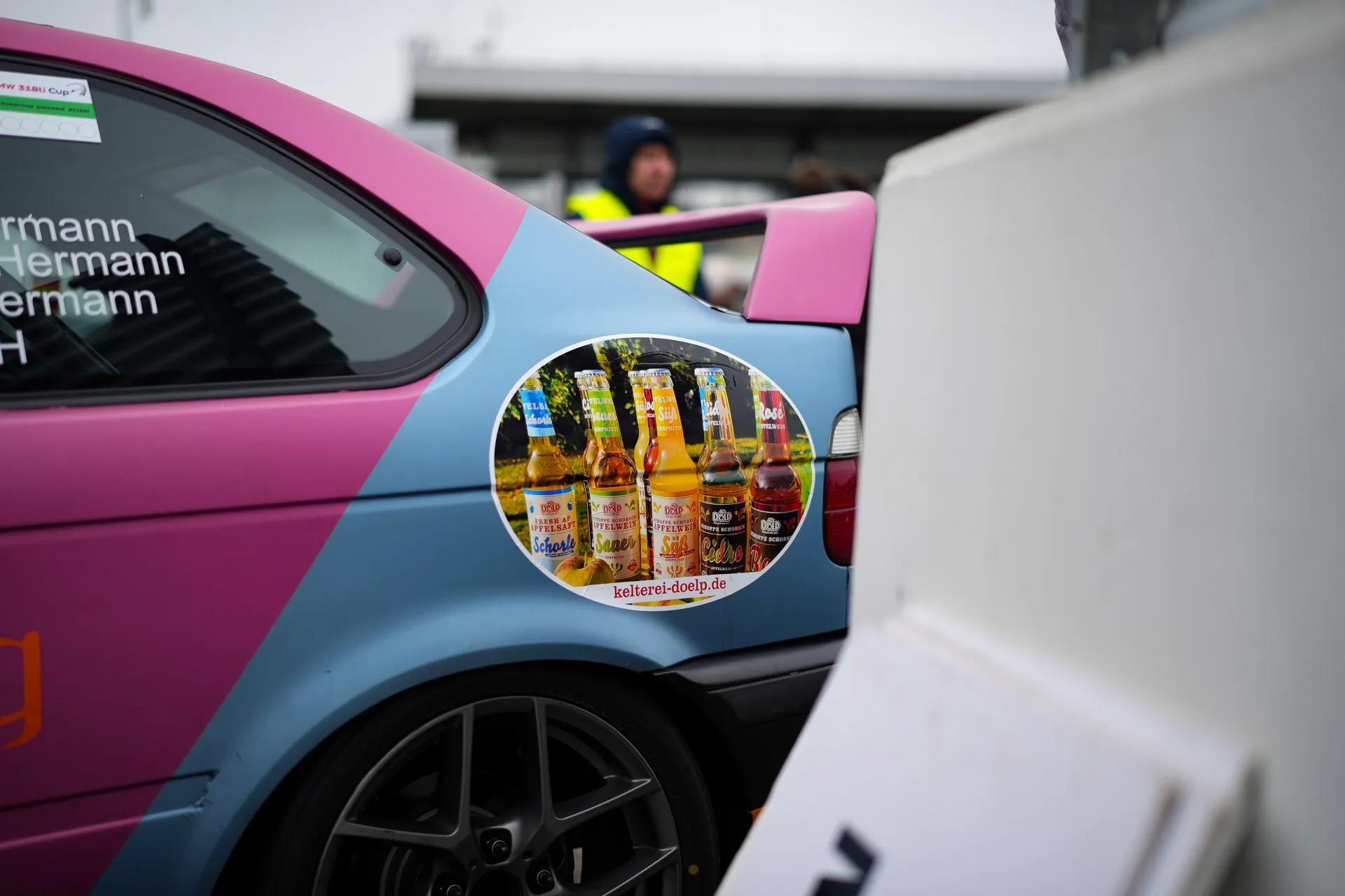 Partner-Aufkleber auf dem Heck eines KTW4Racing-Rennwagens