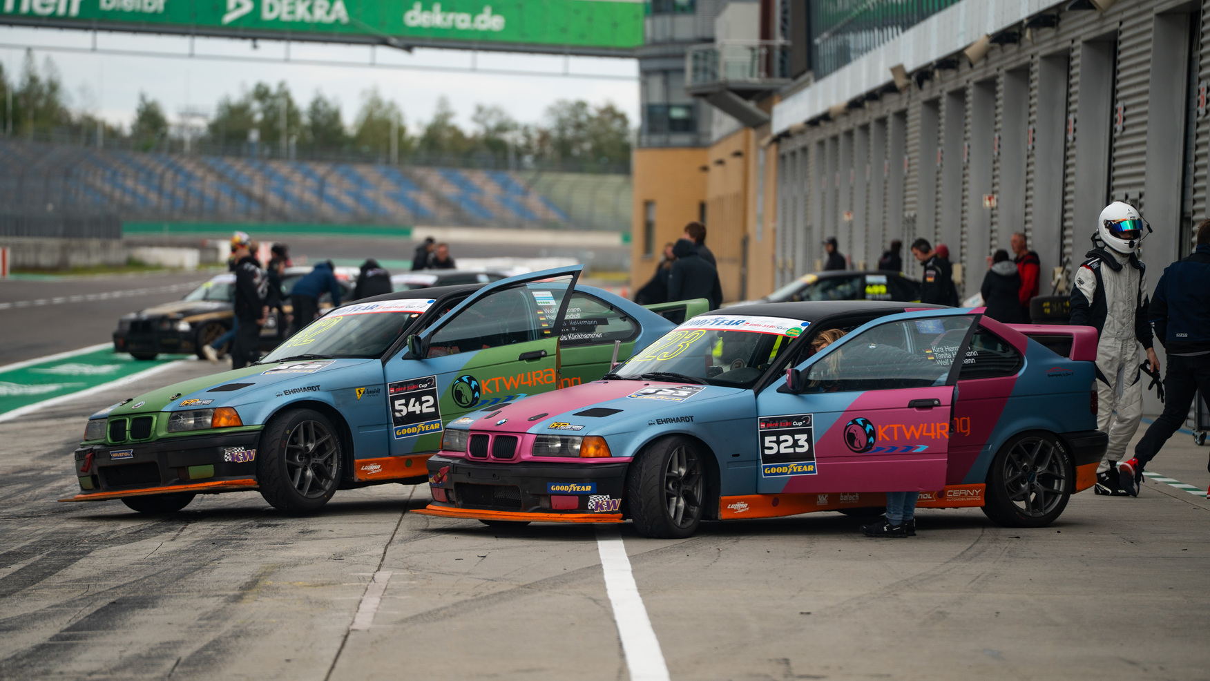 KTW4Racing-Fahrzeuge in der Boxengasse
