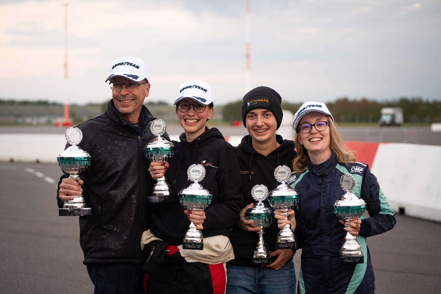 KTW4Racing-Team mit Trophäen nach dem Rennen